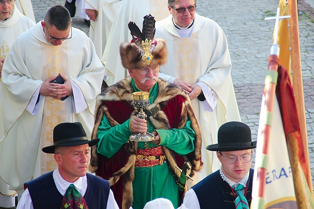 ▲	Dar polskiego władcy wniósł do bazyliki parafianin w stroju z XVII wieku.