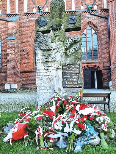 Pomnik Ofiar Bolszewizmu na skwerze obok katedry.