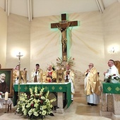 Mszę Świętą koncelebrowali kapłani związani z Wydziałem  Nauki Katolickiej  Kurii Diecezjalnej Łowickiej.