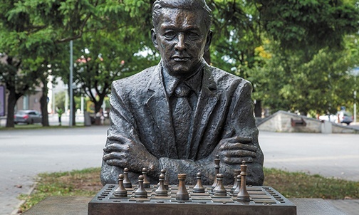 Pomnik Paula Keresa, urodzonego w Narwie szachisty. Został zaprojektowany przez estońskich rzeźbiarzy Aivara Simpsona i Paula Mända i odsłonięty w styczniu 2016 roku z okazji 100. urodzin mistrza. Posąg, który znajduje się na środku małego placu, pozwala odwiedzającym usiąść naprzeciwko Keresa. 