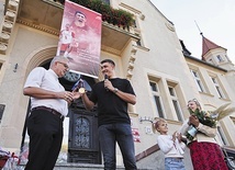 Łukasz Kaczmarek (w środku) przekazał swój medal jako wotum na ręce ks. Aleksandra Gondery (z lewej).