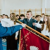 	W czasie uroczystości uczniowie klas pierwszych złożyli ślubowanie.