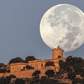 Księżyc nad ruinami średniowiecznego zamku.30.09.2023 r.Sant Elm, Majorka Hiszpania