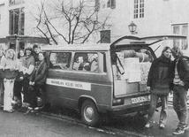 Samochody z pomocą docierały do Polskijuż w czasach PRL. 