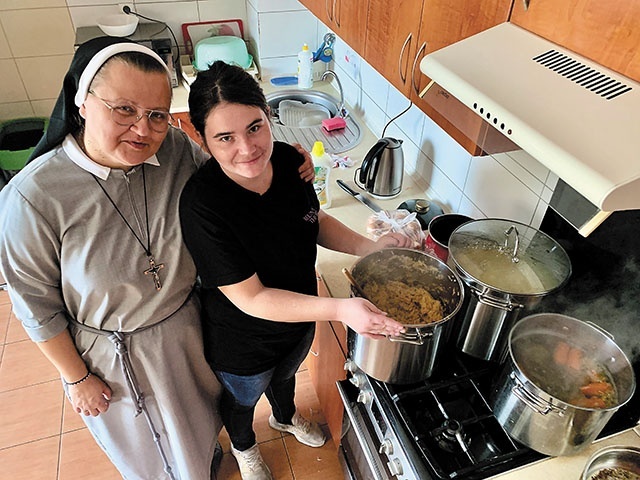 Pani Kasia gotuje dla mam i ich dzieci w Domu Samotnej Matki im. Stanisławy Leszczyńskiej w Łodzi.