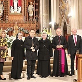 Robert Grudzień z bp. Markiem Solarczykiem, członkami funduszu i rodziną bp. Jana.