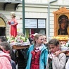 Procesja ku czci  św. Stanislawa. I ikona Maryi Częstochowskiej  – głównej patronki Polski.