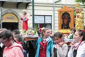 Procesja ku czci  św. Stanislawa. I ikona Maryi Częstochowskiej  – głównej patronki Polski.