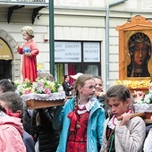 Procesja ku czci  św. Stanislawa. I ikona Maryi Częstochowskiej  – głównej patronki Polski.