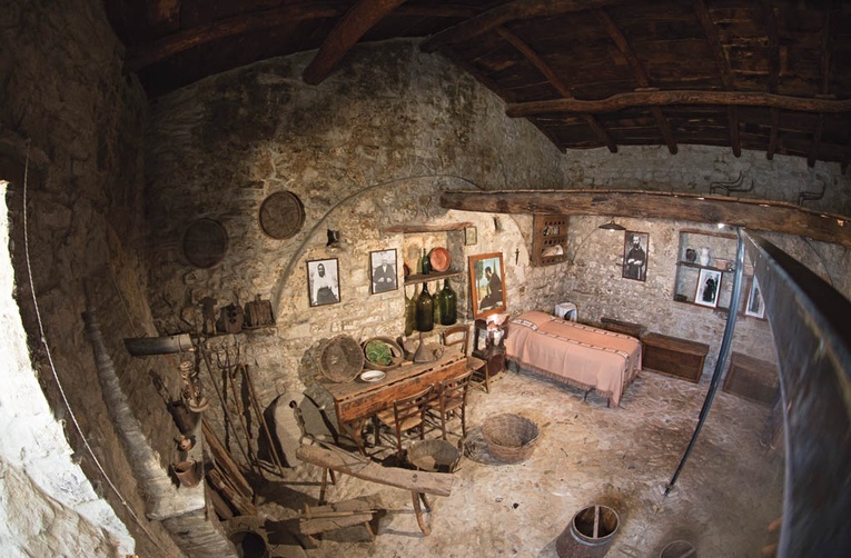 W Piano Romana, malutkiej miejscowości oddalonej o kilka kilometrów od Pietrelciny rodzina Forgione miała gospodarstwo rolne i niewielką izbę. To tutaj ojciec Pio po raz pierwszy otrzymał stygmaty.
