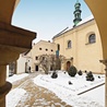 Klasztor bernardynek znajduje się w samym centrum Krakowa, a jakby na uboczu, z dala od turystycznego zgiełku.