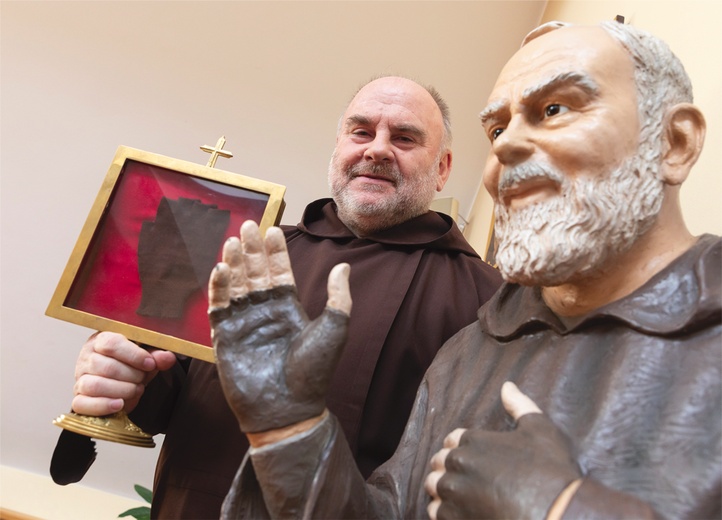 Ojciec Roman Rusek OFM Cap jest krajowym asystentem Grup Modlitwy Ojca Pio. Prezentuje cenną relikwię – rękawiczkę, którą nosił ojciec Pio na naznaczonej stygmatem dłoni.
