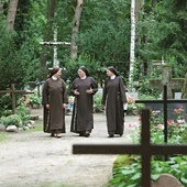 Z  siostrami Alicją i Zuzanną (złożyły śluby zakonne 15 sierpnia) spaceruję po jednym z  najpiękniejszych cmentarzy, jakie widziałem.