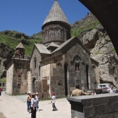 Klasztor Geghard (Świętej Włóczni) – Armenia.