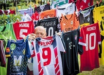 Czeski kolekcjoner prezentuje kolorowy zbiór piłkarskich koszulek