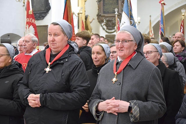 Order św. Wiktorii otrzymały s. Miriam (z prawej) i s. Anna.