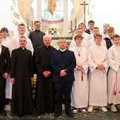 Rektor ks. Marek Adamczyk i alumni z duszpasterzami oraz liturgiczną służbą ołtarza.