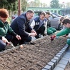 Z wolontariuszami cebulki sadzili Iwona Stępniewska i ks. Karol Piłat.
