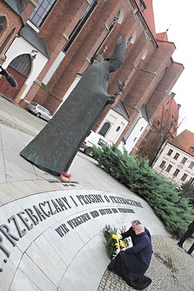 – Te trzy dokumenty są nośnikiem treści, z których możemy być dumni, a które Wrocław dał Europie i światu – stwierdził historyk.