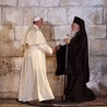 Jerozolima, 25 maja 2014 r. Papież Franciszek i patriarcha Bartłomiej przybyli do bazyliki Bożego Grobu w 50. rocznicę spotkania Pawła VI i Atenagorasa I.