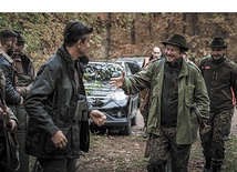 Tytułowe polowanie to tylko punkt wyjścia fabuły. Na zdjęciu Michał Czarnecki (Król) w środku z lewej i Piotr Cyrwus (Mietek Popiel) z prawej. 