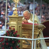 Jan Paweł II adoruje Jezusa w Najświętszym Sakramencie w uroczystość Bożego Ciała w Rzymie w 2001 roku.