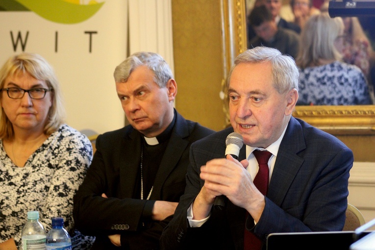O promowaniu wśród Polaków kultury niepicia rozmawiali m.in. biskup Tadeusz Bronakowski i minister Henryk Kowalczyk.