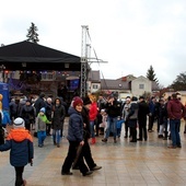 Ciechanowskie Jarmarki Bożonarodzeniowe odbywają się w centrum miasta, przed Ratuszem.