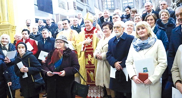 Nagrodzeni z biskupem Andrzejem Jeżem.