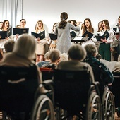 Występ chóru Batorego w Centrum Alzheimera.