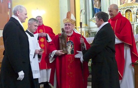 Pracownicy Brzeszcz podarowali biskupowi figurkę swojej patronki.