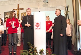 Symboliczny płomień zapalił abp Józef Kupny w auli PWT.  