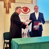 Abp Józef Kupny i Artur Michalski, wiceprezes Narodowego Funduszu Ochrony Środowiska i Gospodarki Wodnej, podpisali umowę na termomodernizację obiektów Caritas w Dobroszycach.