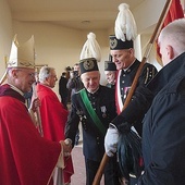 Na zakończenie Mszy św. w Sośnicy biskup stanął przy wyjściu z kościoła, żeby uścisnąć rękę każdej osoby.