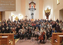 Uczestnicy zajęć w kościele Matki Bożej Różańcowej.