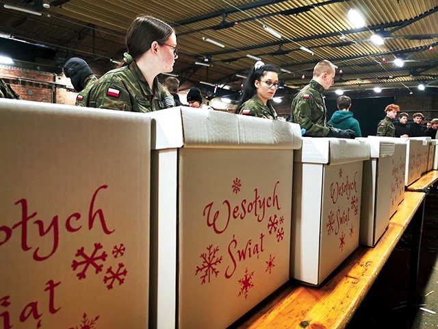 W pakowanie w Czasoprzestrzeni w dawnej Zajezdni Dąbie zaangażowanych było łącznie ponad 60 wolontariuszy.