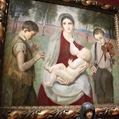 „Matka Boża Karmiąca” (1890) jest elementem stałej prezentacji „Sztuka sakralna Małopolski” w Muzeum Archidiecezjalnym przy ul. Kanoniczej.