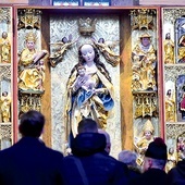 	Centralną scenę stanowi figura nadnaturalnej wielkości Najświętszej Maryi Panny.