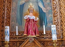 Maryja w bocznym ołtarzu wskazuje na swojego syna