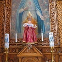 Maryja w bocznym ołtarzu wskazuje na swojego syna