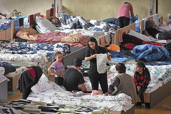 W armeńskim mieście Artashat dla uchodźców przygotowano tymczasowe schronienie w kompleksie sportowym. 