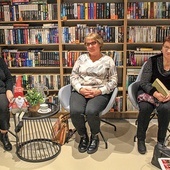 Opowiadały o Świętach w sławięcickiej bibliotece. Od lewej: Urszula Szmidt, Weronika Szala i Irena Kwoczała.