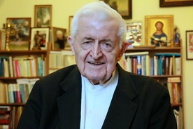 Bp Ryszard Karpiński niedawno skończył 88 lat.