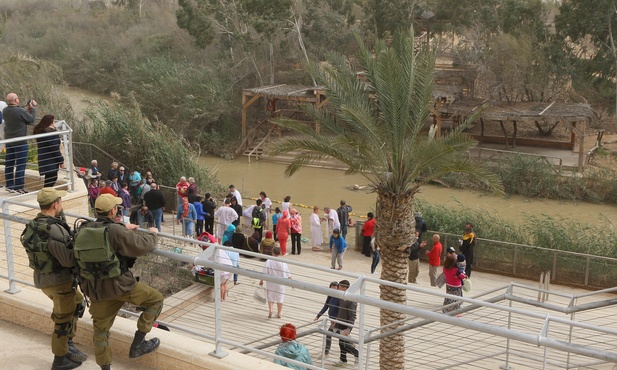 Jordania. Pomimo wojny rekordowa liczba odwiedzających miejsce chrztu Jezusa nad Jordanem