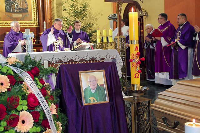 	Pogrzebowa Msza św. w kościele Mariackim w Jastrowiu.