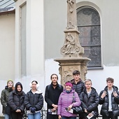 Odrestaurowany krzyż stoi w centrum miasta, obok kościoła św. Marii Magdaleny.