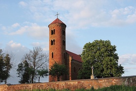 W Inowłodzu do najcenniejszych zabytków należą kościół św. Idziego, ruiny zamku i dawna synagoga.
