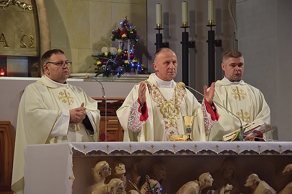 Biskup radomski razem z proboszczem ks. Markiem Plewniakiem (pierwszy z lewej).