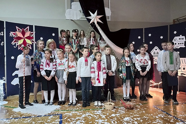 	Świętujący uczniowie z Ukrainy w Szkole Podstawowej nr 20 w Lublinie.