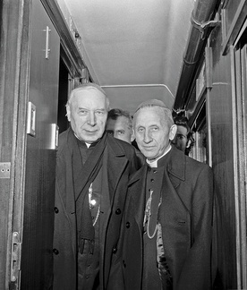 Kard. Stefan Wyszyński i abp Antoni Baraniak opuszczają Rzym po beatyfikacji o. Maksymiliana Kolbe, październik 1971.  